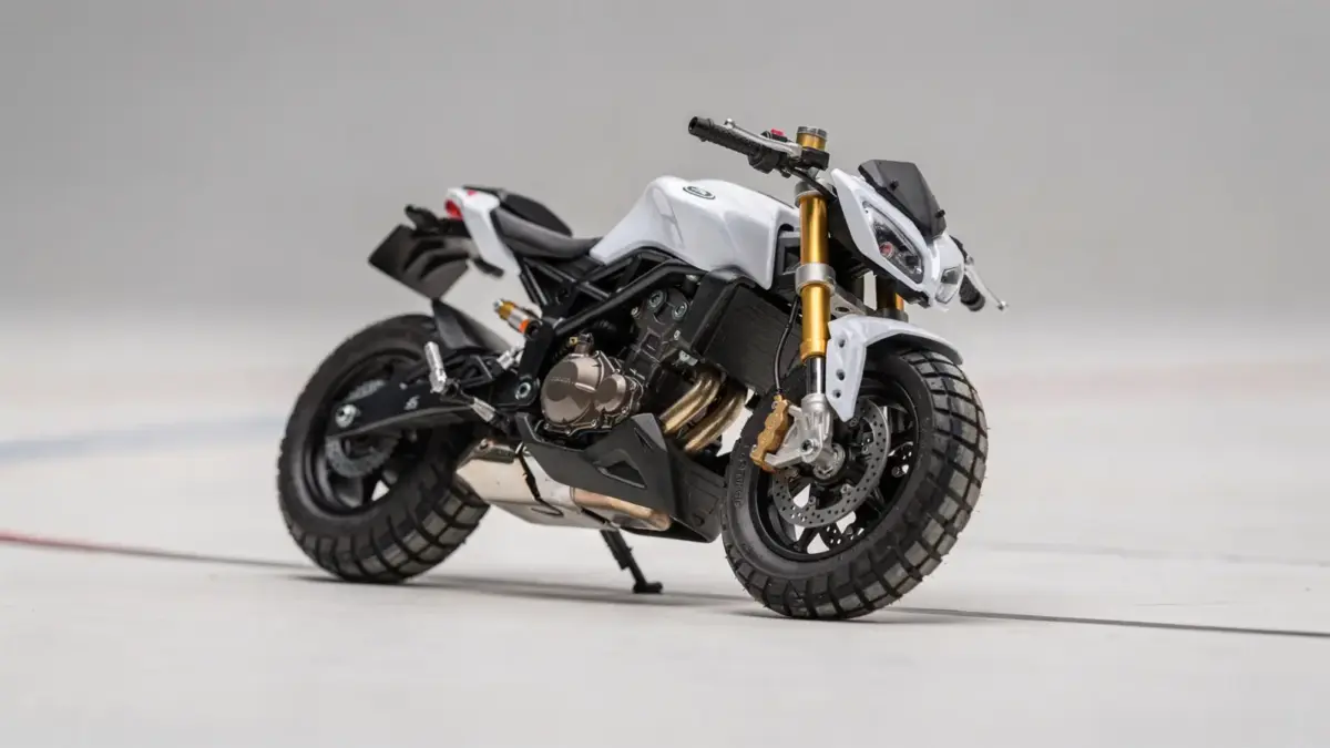 RC Motorrad in Kurve auf Teststrecke mit sichtbarem Kippwinkel zur Stabilitätsanalyse