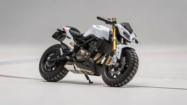 RC Motorrad in Kurve auf Teststrecke mit sichtbarem Kippwinkel zur Stabilitätsanalyse