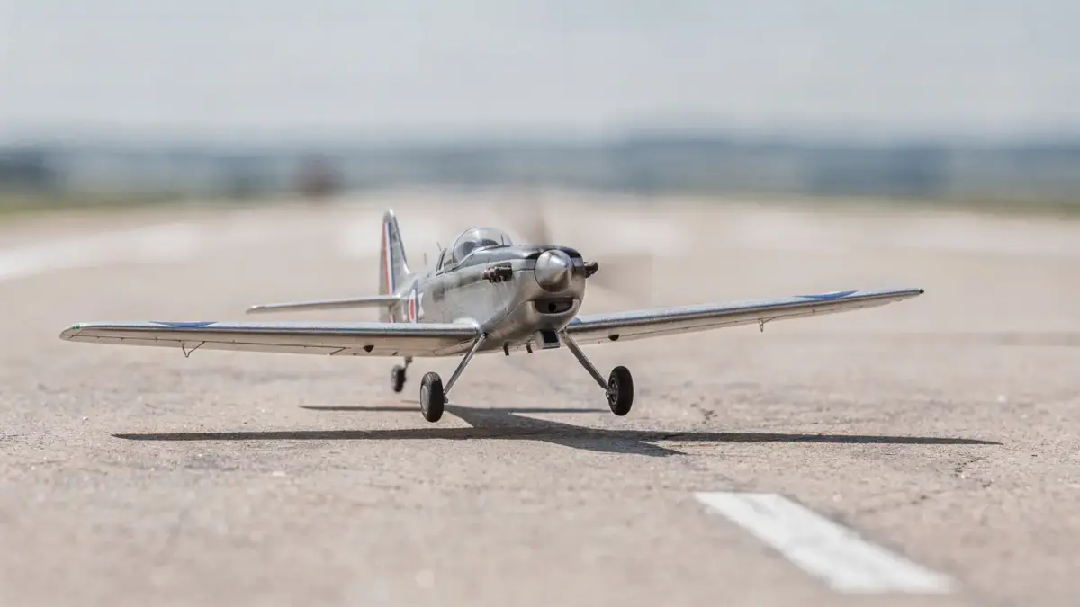 RC Flugzeug beim Landeanflug auf der Modellflugbahn für eine sichere Landung