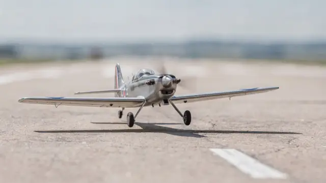 RC Flugzeug beim Landeanflug auf der Modellflugbahn für eine sichere Landung