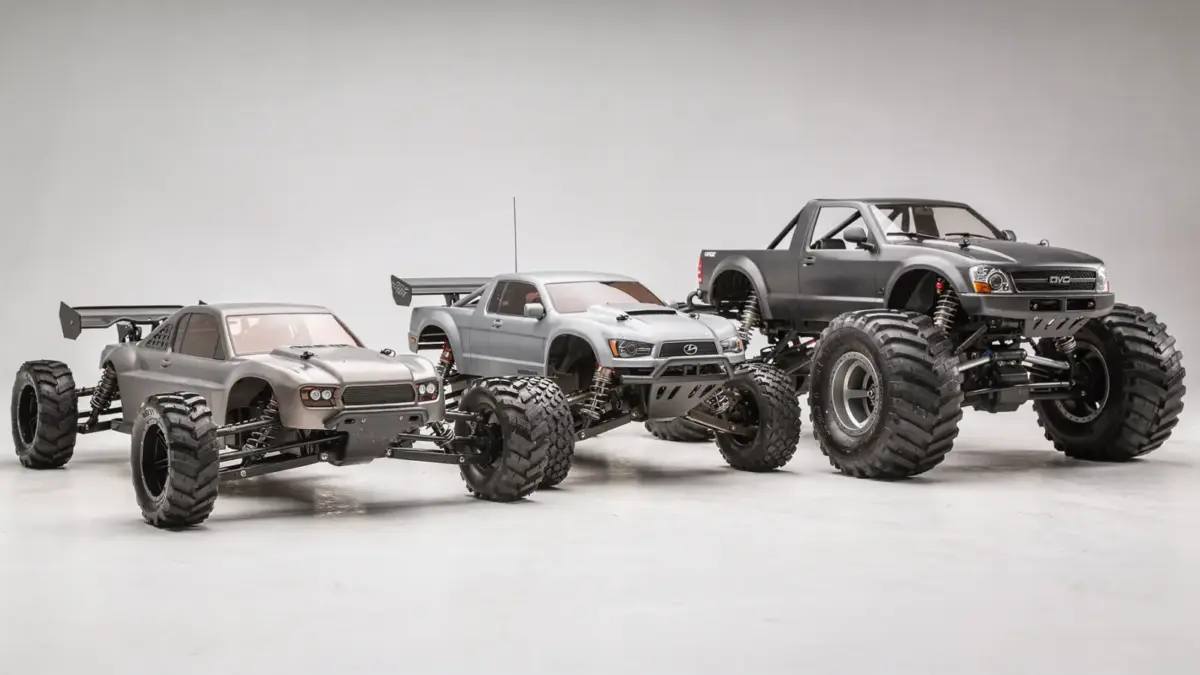 Buggy, Truggy und Monster Truck als Modellautos nebeneinander auf hellem Untergrund