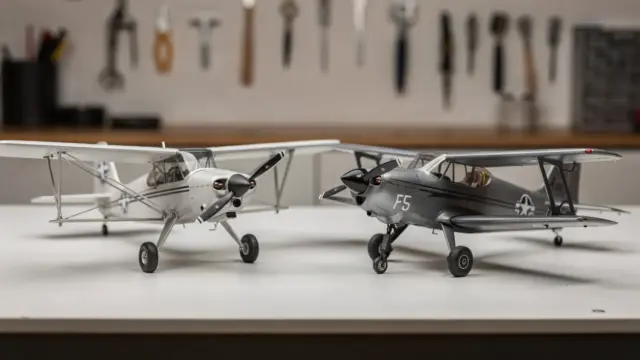 RC Flugzeug Trainer und Kunstflugmodell im Vergleich in einer Werkstatt