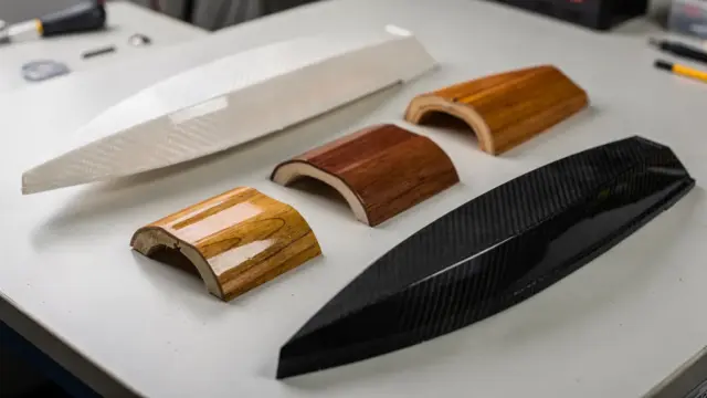 RC Boot Rumpfmaterial: verschiedene Materialien wie GFK, ABS, Holz und Carbon auf einer Werkbank