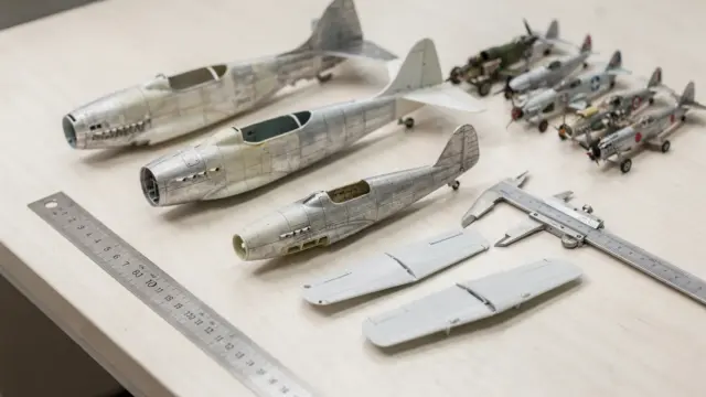 RC-Flugzeug-Maßstab: Modellflugzeug, Lineal und Schieblehre im Hobbyarbeitsplatz