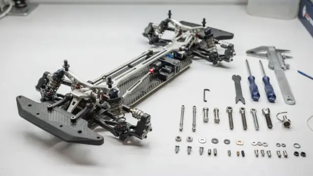 RC Auto Fahrwerk auf Werkbank mit Dämpfern und Einstellwerkzeug zum Einstellen des Fahrwerks