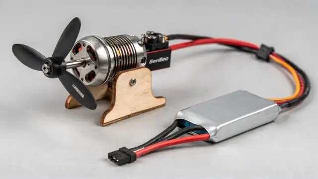 RC Flugzeug Antrieb mit Elektromotor, Propeller, Regler und Akku auf einer Werkbank