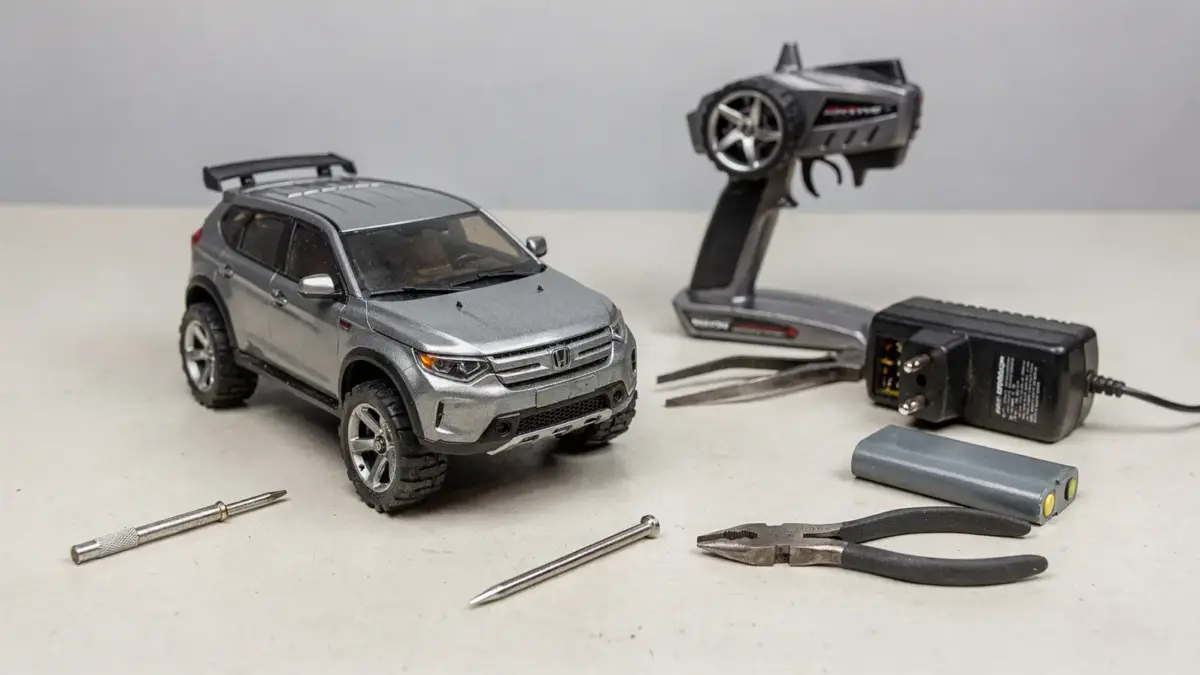 RC-Auto auf Werkbank mit Sender, Akku und Werkzeug zur Diagnose eines Defekts