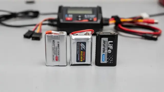 RC-Akkus: LiPo-, NiMH- und LiFe-Packs nebeneinander auf einer Werkbank
