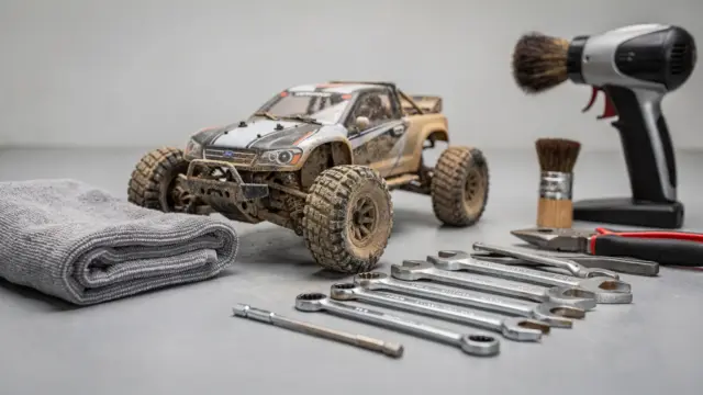 RC-Auto-Pflege mit Bürste, Tuch und Werkzeug nach dem Fahren