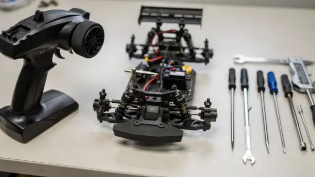 RC-Lenkung einstellen: Fernsteuerung, RC-Chassis und Werkzeuge zur Justierung von Lenkausschlag und Spur