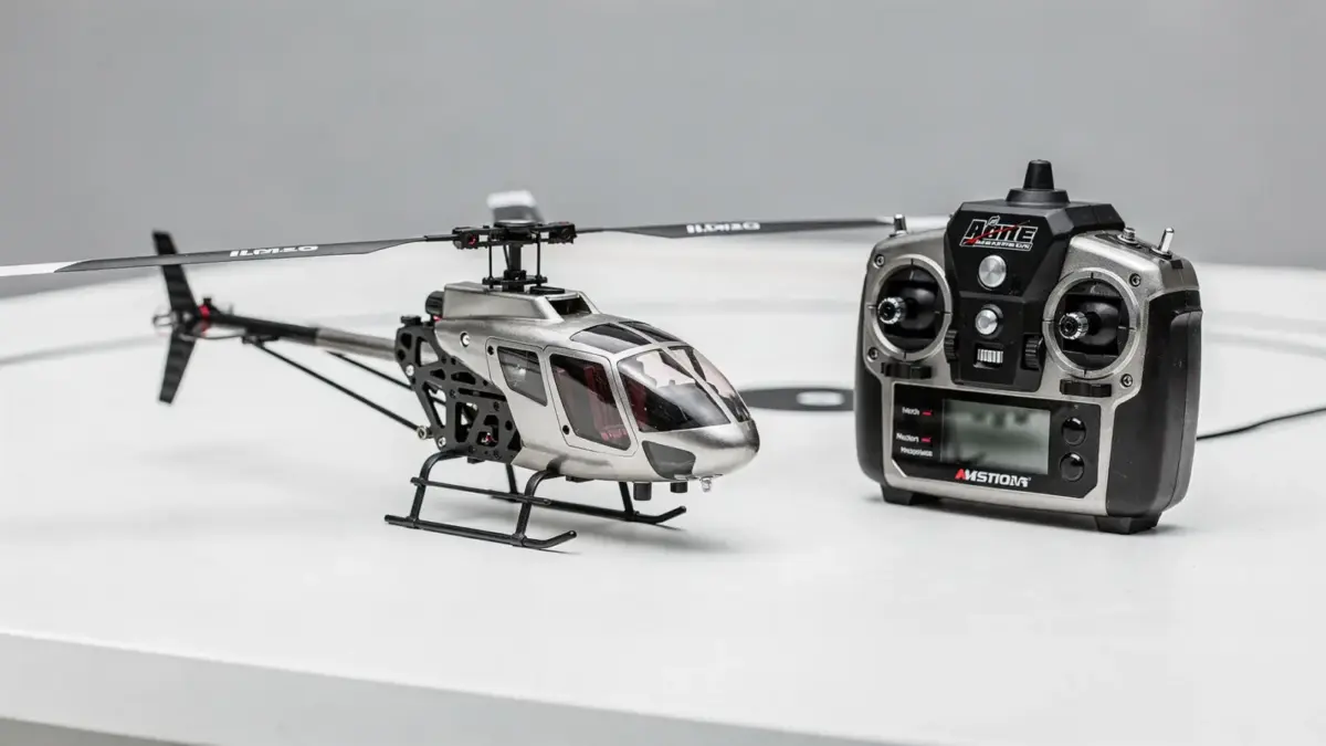 RC Helikopter und Sender auf einem Tisch für erste Flugübungen und Steuerung