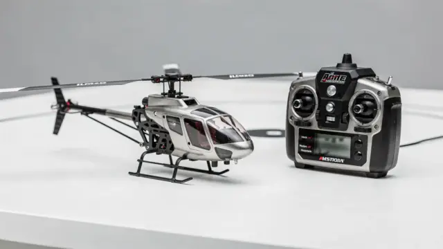 RC Helikopter und Sender auf einem Tisch für erste Flugübungen und Steuerung