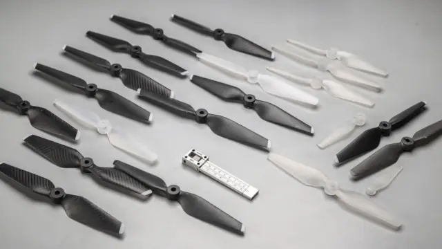 RC-Drohnen-Propeller in verschiedenen Größen, Steigungen und Materialien auf einem Arbeitstisch