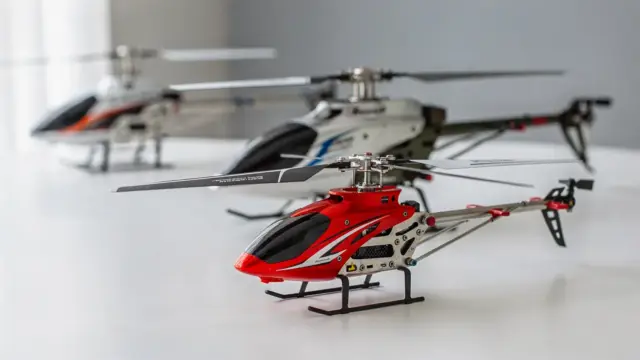 RC Helikopter für indoor und outdoor im Vergleich auf einem Tisch