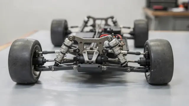 RC-Truck-Chassis mit sichtbarer Spurbreite, Fahrwerk und Gewichtsverteilung auf Werkbank