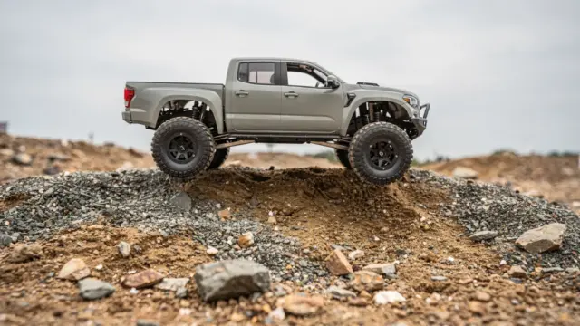 RC Truck mit hoher Bodenfreiheit auf Schotter und Erde als Beispiel für Bodenfreiheit im Gelände