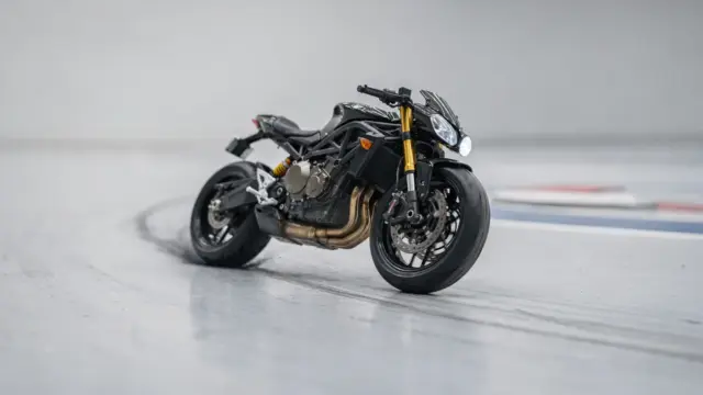 RC-Motorrad in einer Kurve auf der Teststrecke zur Lenkung und Kurvenfahrt
