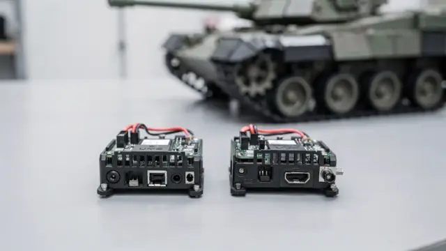 RC Panzer Soundmodul und Rauchmodul auf Werkbank neben ferngesteuertem Panzer