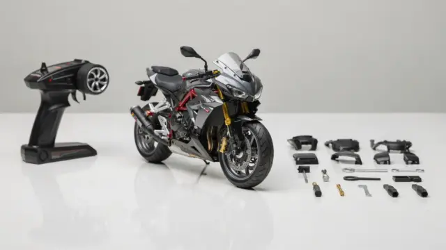 RC-Motorrad mit Fernsteuerung auf einem Tisch als Thema zum Kaufberater