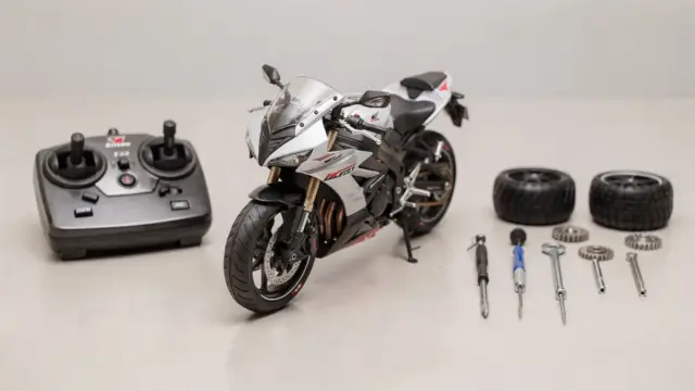 RC Motorrad und Fernsteuerung auf Tisch für einen Preisvergleich von RC Motorrädern