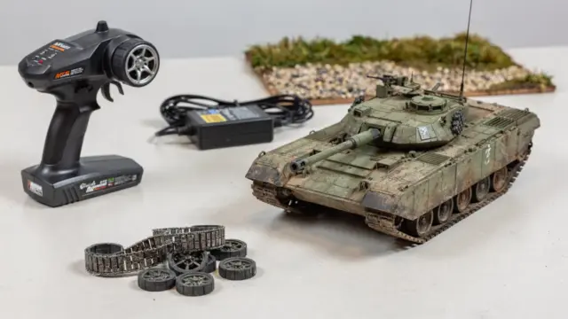 RC-Panzer für drinnen und draußen mit Sender, Ladegerät und Zubehör auf einem Tisch