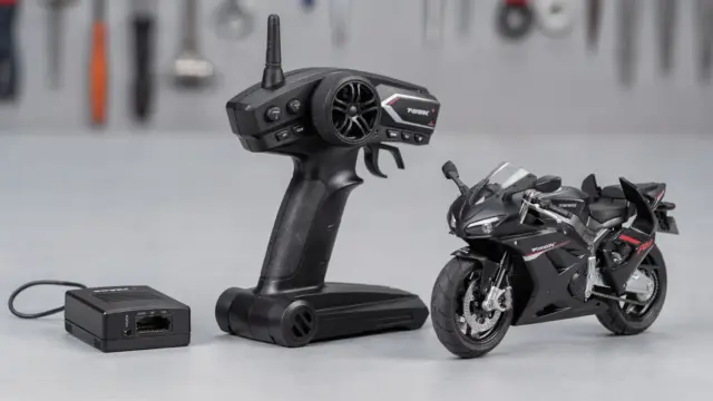 RC Motorrad Fernsteuerung mit Funke und Empfänger auf einem Werkstatttisch