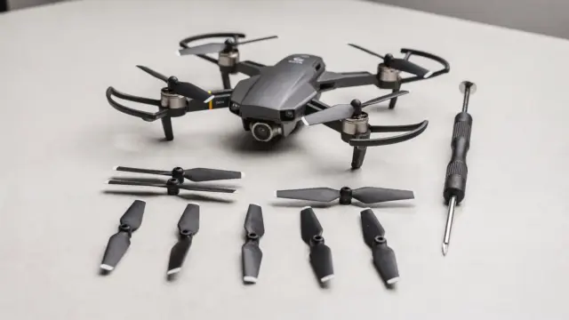 RC-Drohne mit Ersatzpropellern und Werkzeug zum Propeller tauschen