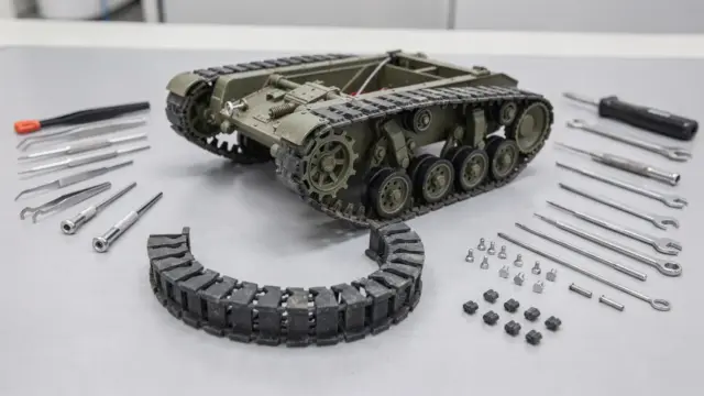 RC Panzer beim Kettenwechsel mit Werkzeugen auf der Werkbank