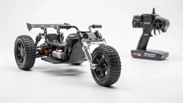 Ferngesteuertes RC-Trike in einer technischen Studio-Umgebung mit Fernsteuerung.